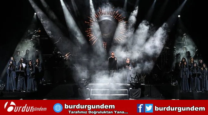 Tan Taşçı ‘Başkanlar Korosu’ ile sahne aldı