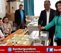 Başkan Uysal, oyunu kullandı