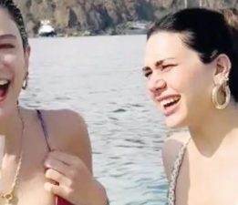 Berrak Tüzünataç’ın bikinili tatil pozu sosyal medyayı yıktı geçti