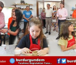 Minik eller çamurla buluştu