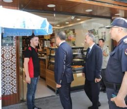 VALİ TÜRKER ÖKSÜZ GAZİ CADDESİNDE ESNAF ZİYARETİNDE BULUNDU