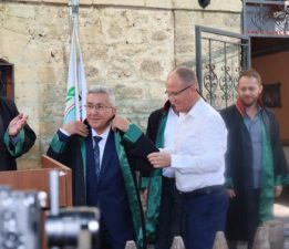 BURDUR’UN SEVİLEN İSMİ DİŞ DOKTORU SÜLEYMAN FAKİ, AVUKATLIK CÜBBESİNİ GİYDİ