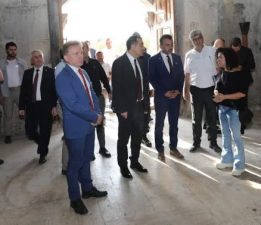 VALİ ÖKSÜZ, İLÇELERİN TARİHİ ALANLARINA AYRI BİR ÖNEM VERİYOR