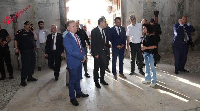 VALİ ÖKSÜZ, İLÇELERİN TARİHİ ALANLARINA AYRI BİR ÖNEM VERİYOR