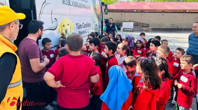 İL ÖZEL İDARESİ TARAFINDAN HAYVANLARI KORUMA GÜNÜ ETKİNLİĞİ DÜZENLENDİ
