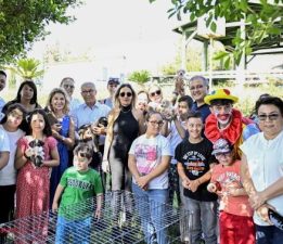Özel çocuklar sokak hayvanlarını elleriyle besledi