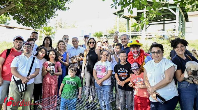 Özel çocuklar sokak hayvanlarını elleriyle besledi