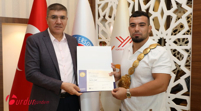Kırkpınar Başpehlivanı Zeybek’ten Rektör Dalgar’a Ziyaret