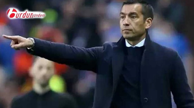 Beşiktaş’ın yeni teknik direktörü Giovanni van Bronckhorst oldu.