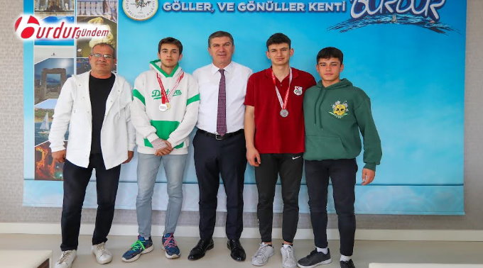 Bilek Güreşi Şampiyonları Başkan Ercengiz’i ziyaret etti