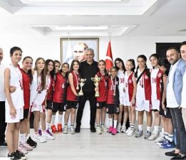 Şampiyon kızlar Başkan Uysal’ı ziyaret etti