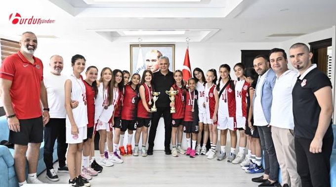 Şampiyon kızlar Başkan Uysal’ı ziyaret etti