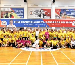 Veteranlar badminton şenliği başladı