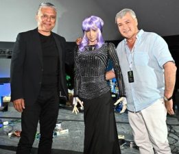 Başkan Uysal, insansı robot Desdemona’yla Antalya’nın geleceğini konuştu