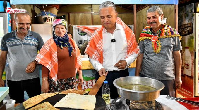 Başkan Uysal, derneklerin stantlarını gezdi