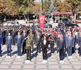 CUMHURİYET BAYRAMI KUTLAMA PROGRAMLARI ÇELENK SUNMA TÖRENİ İLE BAŞLADI