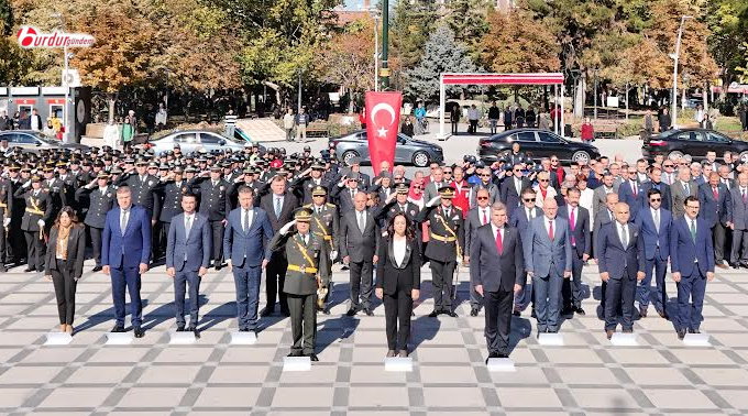 CUMHURİYET BAYRAMI KUTLAMA PROGRAMLARI ÇELENK SUNMA TÖRENİ İLE BAŞLADI