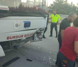 Otomobil ile Belediye Otobüsü Çarpıştı: 1 Yaralı