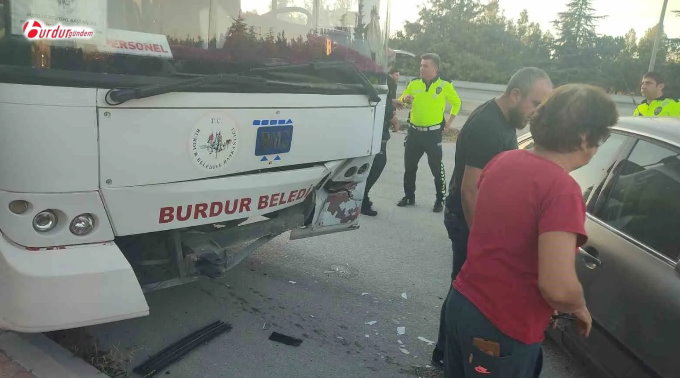 Otomobil ile Belediye Otobüsü Çarpıştı: 1 Yaralı