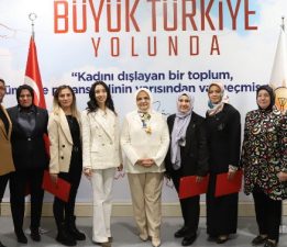 AK Parti Burdur İlçe Kadın Kolları Başkanlarında Nöbet Değişimi.