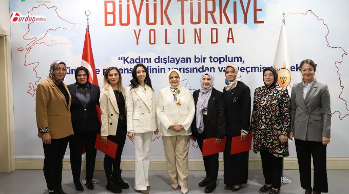 AK Parti Burdur İlçe Kadın Kolları Başkanlarında Nöbet Değişimi.