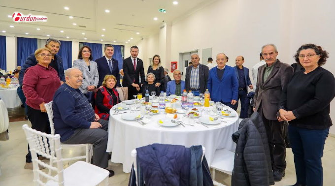 Başkan Ercengiz’den Emekli Öğretmenlere Yemek