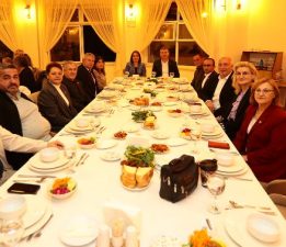 Burdur Belediye Başkanı Ercengiz muhtarları yemekte ağırladı