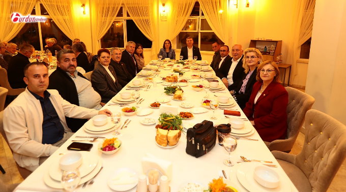 Burdur Belediye Başkanı Ercengiz muhtarları yemekte ağırladı