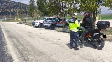 BURDUR’DA TRAFİK DENETİMLERİ ARALIKSIZ DEVAM EDİYOR