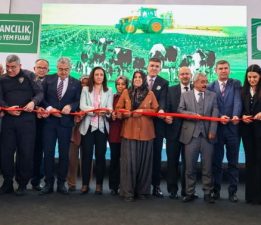 Burdur Fuarı düzenlenen tören ile ziyaretçilerine kapılarını açtı.
