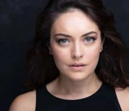 Ezgi Mola’nın Barcelona’daki evine işgalciler çöktü!