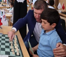 BAHÇEŞEHİR KOLEJİ SATRANÇ TURNUVASINDA İLK HAMLE BAŞKAN ERCENGİZ’DEN
