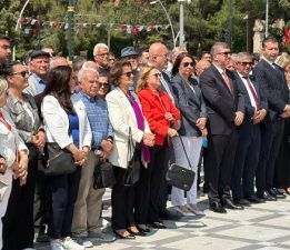 CHP Burdur Cumhuriyet Meydanında 19 Mayıs Çelenk Sunma Töreni gerçekleştirdi