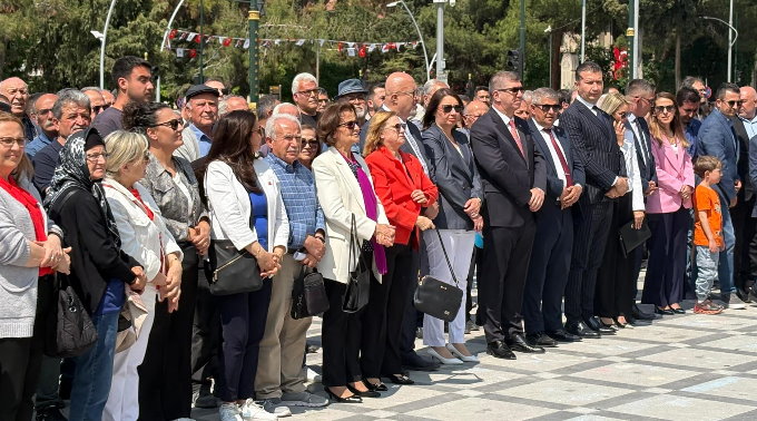 CHP Burdur Cumhuriyet Meydanında 19 Mayıs Çelenk Sunma Töreni gerçekleştirdi