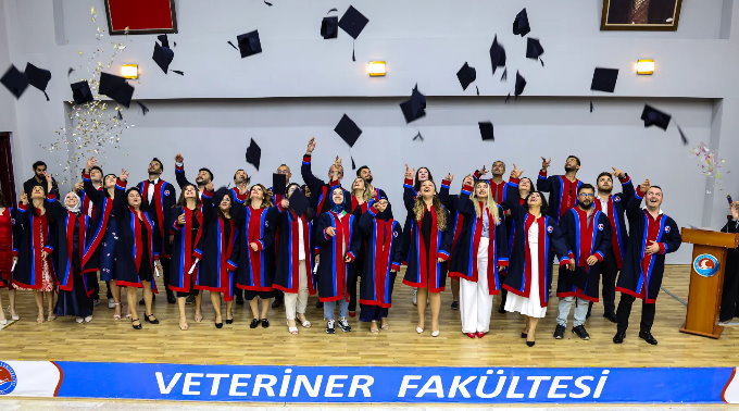 Sağlık Bilimleri ve Fen Bilimleri Enstitülerinde mezuniyet coşkusu