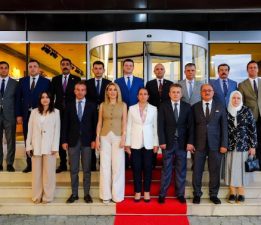 VALİ TÜLAY BAYDAR BİLGİHAN DÜZENLENEN VEDA PROGRAMINA KATILDI