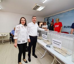 Başkan Ercengiz ve Eşi Hülya Ercengiz, CHP Delege seçimlerinde oylarını kullandı