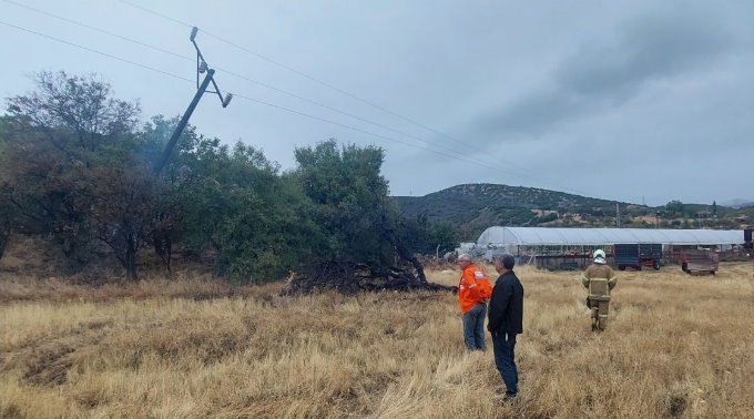 Burdur’da henüz belirlenemeyen bir nedenle bir elektrik direğinde yangın çıktı.