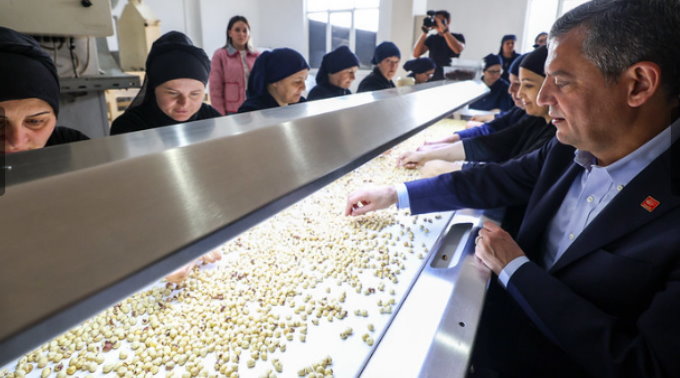 CHP Genel Başkanı Özgür Özel, Ordu’da Fındık Fabrikasını Ziyaret Etti