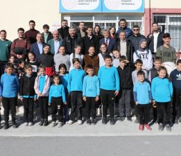 Köy okulu öğrencileri ilk kez VR gözlükle tanıştı