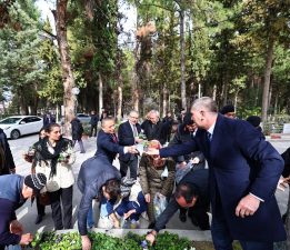 Burdur Belediyesi 30 bin çiçeği ücretsiz dağıttı