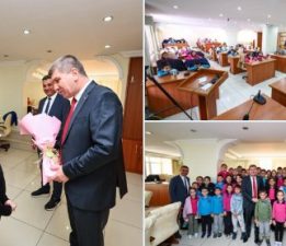 MİNİK ÖĞRENCİLERDEN BAŞKAN ERCENGİZ’E ZİYARET