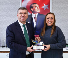 Başkan Ercengiz ödülü takdim etti