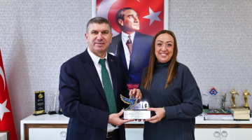 Başkan Ercengiz ödülü takdim etti