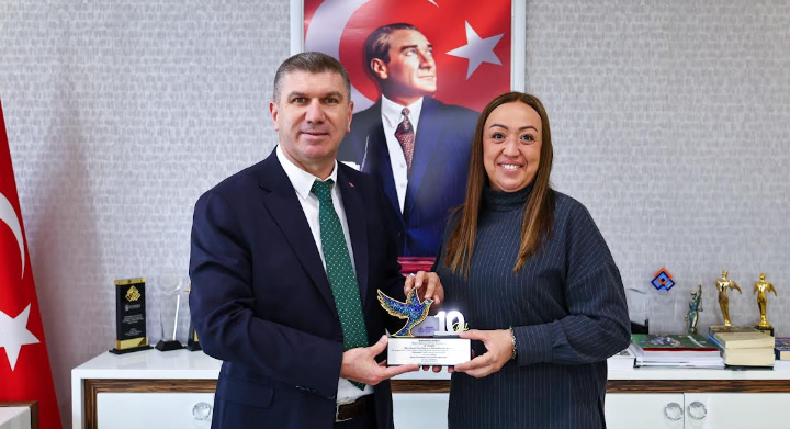 Başkan Ercengiz ödülü takdim etti