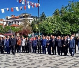 BURDUR’DA 19 MAYIS ATATÜRK ANITINA ÇELENK SUNMA TÖRENİ YAPILDI