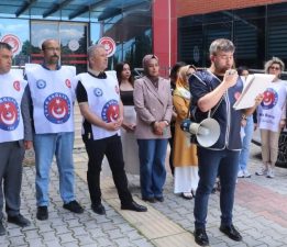 Türk Sağlık-Sen Burdur’dan Aile ve Sosyal Hizmetler İl Müdürlüğü binası önünde basın açıklaması